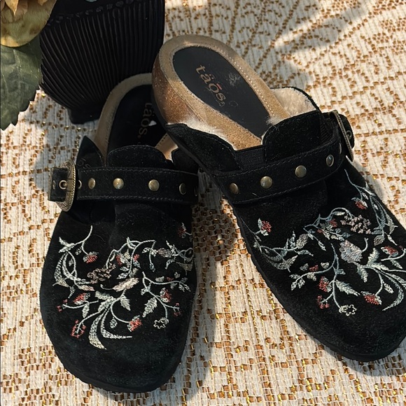 Taos Footwear Black Embroidered Mules Fur lined - Picture 1 of 12